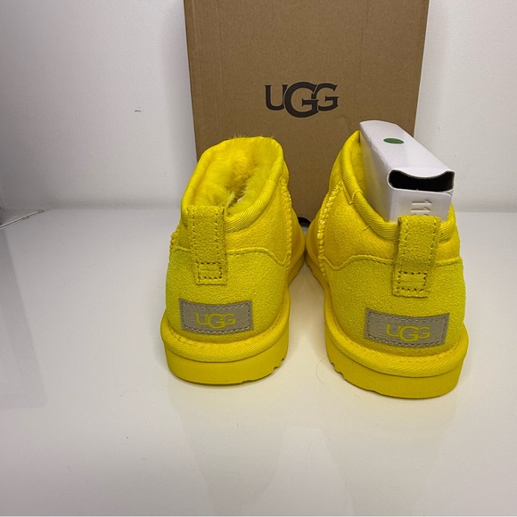 NEW UGG Kids Classic Ultra Mini Boots Yellow Size 5
Fits about a women 6/7 - Picture 5 of 8